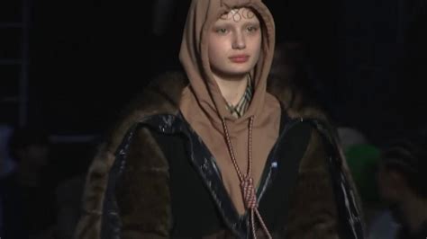 La modella sfila con un cappio al collo, bufera su Burberry (che si 